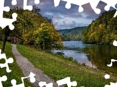Las, Drzewa, Chmury, Ścieżka, Trawa, Góry, Rzeka, Dom