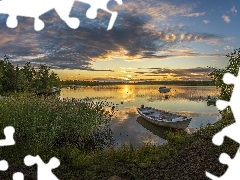 Jezioro, Łódki, Finlandia, Drzewa, Hailuoto, Zachód słońca, Lato, Trawa