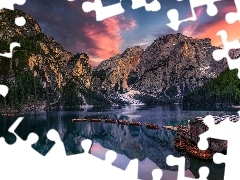 Domek, Jezioro Pragser Wildsee, Góry Dolomity, Zachód sło