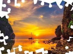 Skały, Morze, Roślinność, Wybrzeże, Maya Beach, Tajlandia, Prowincja Krabi, Wyspa Koh Phi Phi, Żaglówka, Zachód słońca, Plaża