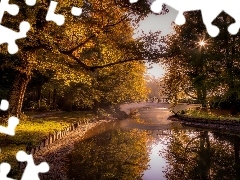 Drzewa, Staw, Promienie słońca, Most, Park, Odbicie, Jesie