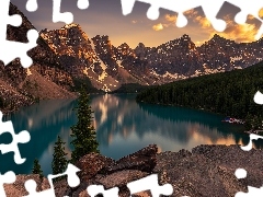 Jezioro Moraine, Park Narodowy Banff, Drzewa, Góry, Kanada,