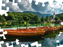 Góry, Jezioro Bohinj, Łódki, Drzewa, Pomost, Bohinj, Słowenia, Kościół św Jana