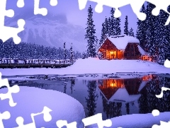 Most, Zima, Emerald Lake, Jezioro, Drzewa, Kanada, Prowincja Kolumbia Brytyjska, Dom, Oświetlony, Park Narodowy Yoho, Góry