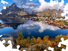 Góry, Lofoty, Wioska Reine, Jesień, Morze Norweskie Skały, Norwegia, Wyspa Moskenesoya, Chmury, Krzewy, Domy
