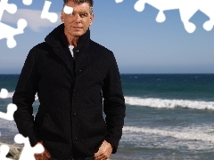 Pierce Brosnan, Plaża
