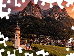 Dolomity, Las, ZachĂłd sĹoĹca, Drzewa, Domy, GĂłry, WĹochy, KoĹciĂłĹ Ĺw Walentego