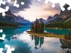 Kajak, Park Narodowy Jasper, Drzewa, GĂłry, Chmury, Kanada, Alberta, Maligne Lake, Jezioro, Odbicie, Lasy