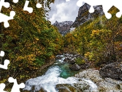 StrumieĹ, LiĹcie, Kamienie, Las, JesieĹ, Niebo, SkaĹy, Hiszpania, GĂłry, Drzewa, Park Narodowy de Ordesa y Monte Perdido, Valle de Ordesa