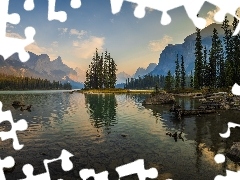 Chmury, Jezioro, GĂłry, Alberta, Drzewa, Park Narodowy Jasper, Maligne Lake, Kanada, Odbicie, Lasy