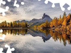 Dolomity, Jezioro, Drzewa, Las, Dom, Włochy, Prowinca Belluno, Góry, Federa Lake, Schronisko, Jesień