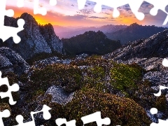 Krzewy, Chmury, Góry, Skały, Zachód słońca