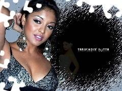 Kolczyki, Tanushree Dutta