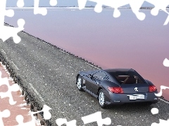 907