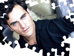niebieskie oczy, kręcone włosy, Joaquin Phoenix