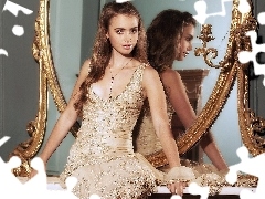 Sukienka, Złota, Lily Collins, Lustro