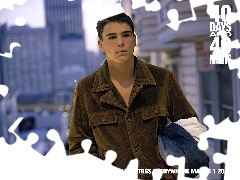 brązowa kurtka, Josh Hartnett